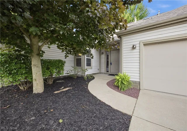 Listing Photo 3 - Condo for sale in building located at 334 Windjammer Dr, Columbiana, OH 44408