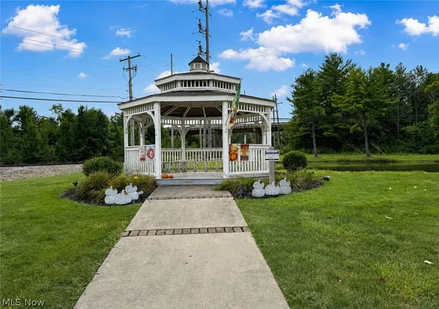 Listing Photo 2 - Condo for sale in building located at 334 Windjammer Dr, Columbiana, OH 44408 - Unit #