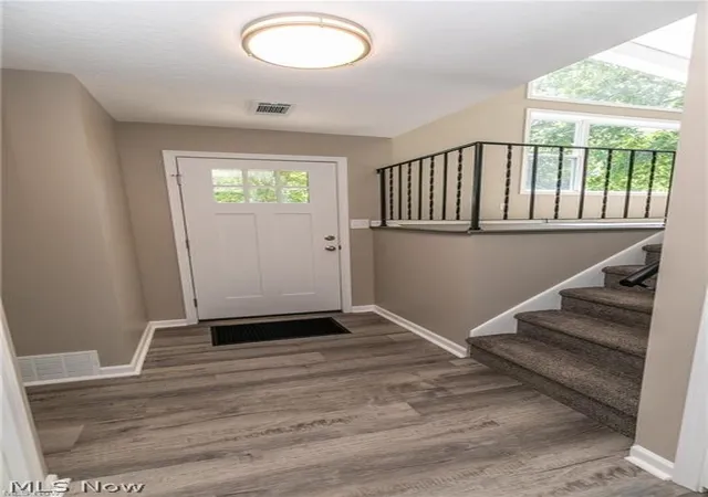 Photo 2 of Single family home for sale at 1291 Winhurst Dr, Akron, OH 44313 | MLS# 5235337 | Listing updated on 2026-08-27