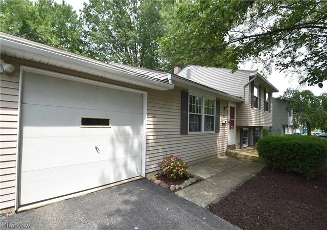 Photo 3 of Single family home for sale at 143 Camrose Dr, Niles, OH 44446 | MLS# 5234872 | Listing updated on 2026-09-15