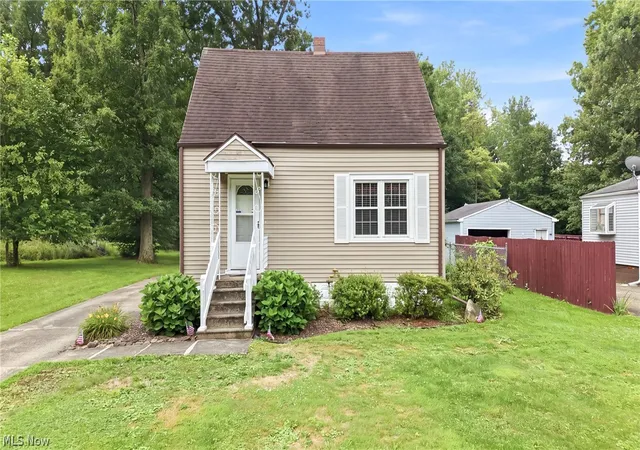 Photo 1 of Sale Pending at 2036 Overland Ave Ne, Warren, OH 44483 | MLS# 5236122 | Listing updated on 2026-08-31