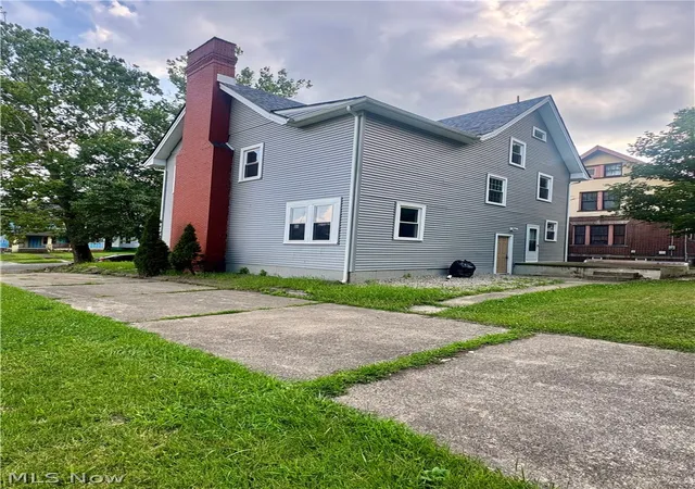 Photo 3 of Single family home for sale at 248 Lora Ave, Youngstown, OH 44504 | MLS# 5236848 | Listing updated on 2026-08-15