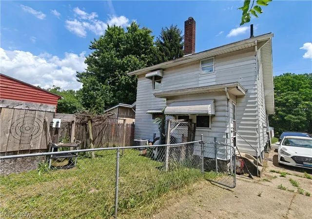 Photo 2 of Single family home for sale at 1135 Oak Ave Nw, Canton, OH 44708 | MLS# 5236889 | Listing updated on 2026-08-27
