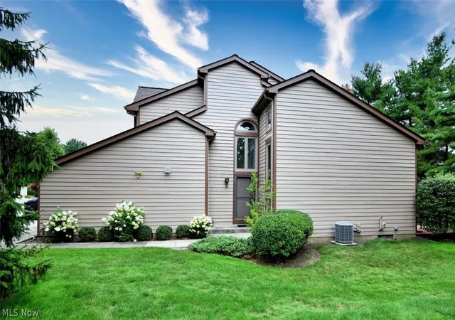 Photo 2 of Condo for sale at 10 Windrush, Beachwood, OH 44122 | MLS# 5236644 | Listing updated on 2026-08-21