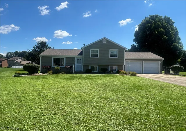 Photo 1 of Single family home for sale at 1302 Huntington Ct, Youngstown, OH 44512 | MLS# 5236846 | Listing updated on 2026-08-18