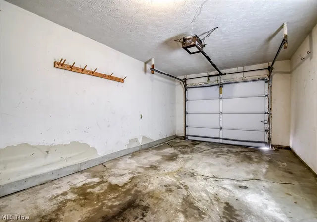 Listing Photo 2 - Condo for sale in building located at 551 Heritage Sq, Jefferson, OH 44047 - Unit #