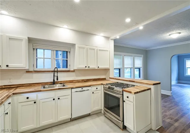 Listing Photo 3 - Condo for sale in building located at 3454 Ingleside Rd, Shaker Heights, OH 44122