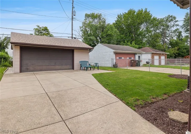 Photo 3 of Sale Pending at 9537 Elsmere Dr, Cleveland, OH 44130 | MLS# 5236912 | Listing updated on 2026-08-23