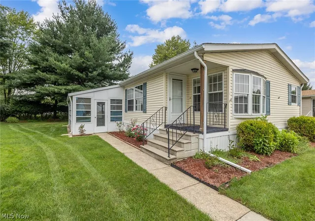 Photo 3 of Sale Pending at 8 Jessica Ln, Olmsted Twp, OH 44138 | MLS# 5230617 | Listing updated on 2026-09-30