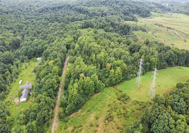Photo 3 of Sale Pending at 43998 Hammond School Rd, Wellsville, OH 43968 | MLS# 5237007 | Listing updated on 2026-08-27