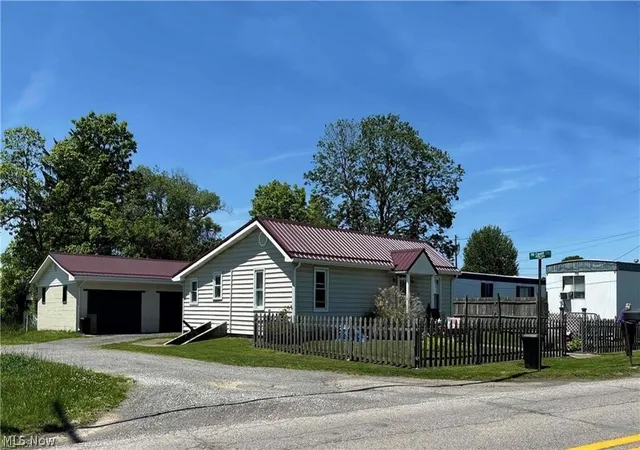 Photo 1 of Single family home for sale at 403 Lee Rd, Follansbee, WV 26037 | MLS# 5235456 | Listing updated on 2026-08-17