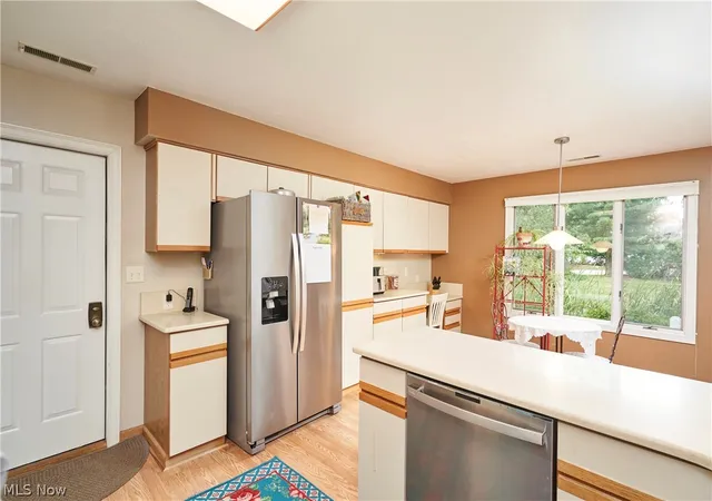 Listing Photo 4 - Condo for sale in building located at 2069 Saxony Dr, Akron, OH 44313