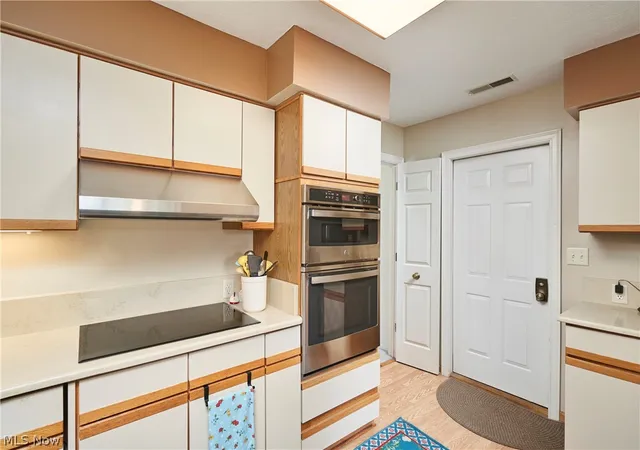 Listing Photo 5 - Condo for sale in building located at 2069 Saxony Dr, Akron, OH 44313