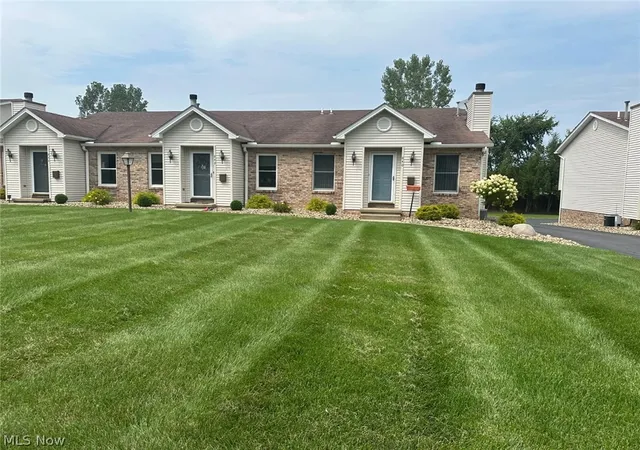 Listing Photo 1 - Condo for sale in building located at 840 W Park Ave, Hubbard, OH 44425