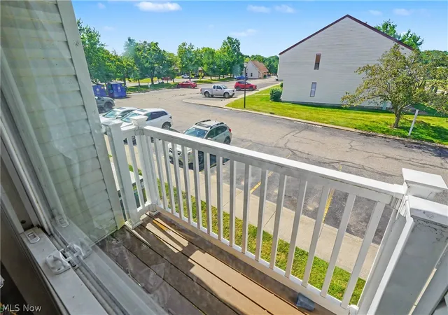 Listing Photo 2 - Condo for sale in building located at 1501 Whitehall Blvd, Kent, OH 44240 - Unit #