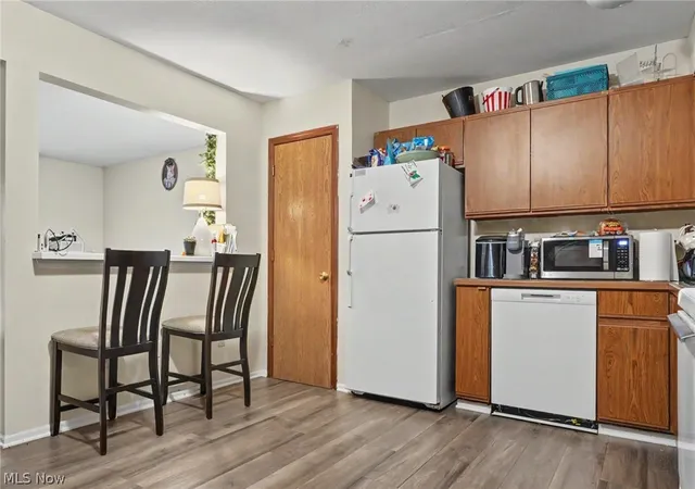 Listing Photo 2 - Condo for sale in building located at 1511 Whitehall Blvd, Kent, OH 44240 - Unit #