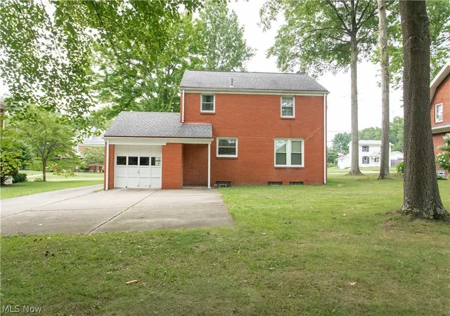 Photo 3 of Single family home for sale at 655 E Liberty St, Hubbard, OH 44425 | MLS# 5237279 | Listing updated on 2026-10-05