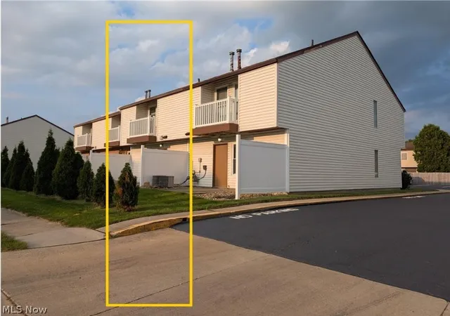 Photo 3 of Townhouse for sale at 1563 Whitehall Blvd, Kent, OH 44240 | MLS# 5234801 | Listing updated on 2026-09-25