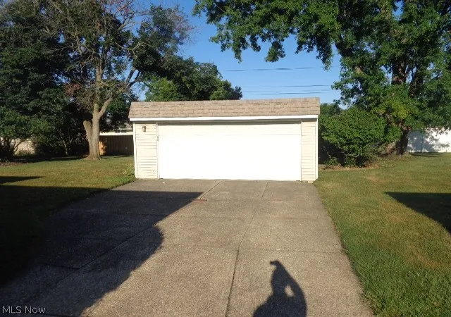Photo 4 of Sale Pending at 7308 Mayberry Dr, Cleveland, OH 44130 | MLS# 5233537 | Listing updated on 2026-08-24