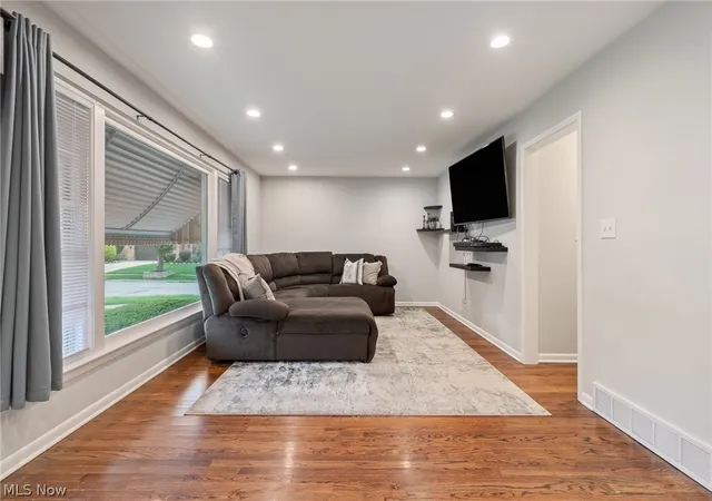 Photo 2 of Sale Pending at 1709 Alcester Rd, Cleveland, OH 44124 | MLS# 5236920 | Listing updated on 2026-08-22