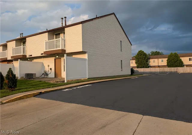 Photo 3 of Townhouse for sale at 1565 Whitehall Blvd, Kent, OH 44240 | MLS# 5234805 | Listing updated on 2026-09-25