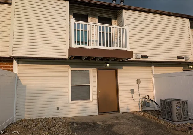 Photo 4 of Townhouse for sale at 1565 Whitehall Blvd, Kent, OH 44240 | MLS# 5234805 | Listing updated on 2026-09-25