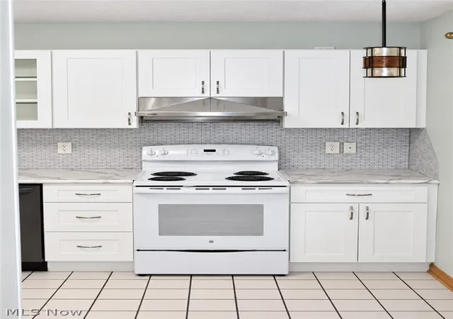 Listing Photo 4 - Condo for sale in building located at 7070 NW Bentley St, Massillon, OH 44646