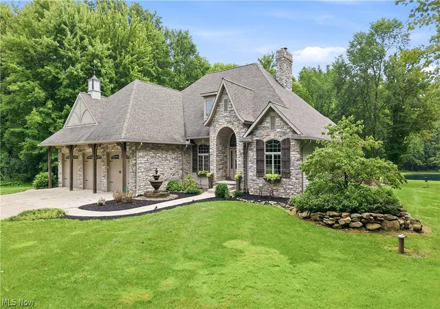 Photo 2 of Single family home for sale at 5560 Oak Hl Dr, Warren, OH 44481 | MLS# 5237652 | Listing updated on 2026-09-22