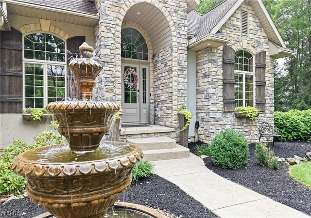 Photo 3 of Single family home for sale at 5560 Oak Hl Dr, Warren, OH 44481 | MLS# 5237652 | Listing updated on 2026-09-22