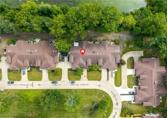 Listing Photo 2 - Condo for sale in building located at 5214 Parkhurst Dr, Sheffield, OH 44054 - Unit #