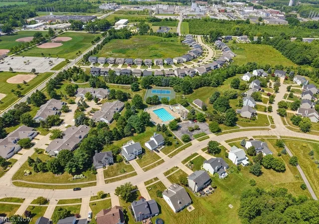 Listing Photo 2 - Condo for sale in building located at 568 Hyannis Prt Cir, Avon Lake, OH 44012 - Unit #