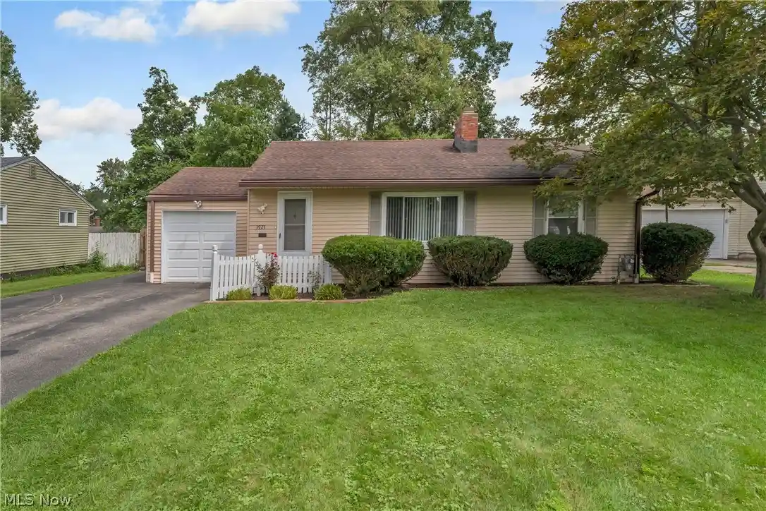 Photo 1 of Single family home for sale at 3923 Arden Blvd, Youngstown, OH 44511 | MLS# 5238035 | Listing updated on 2026-10-22