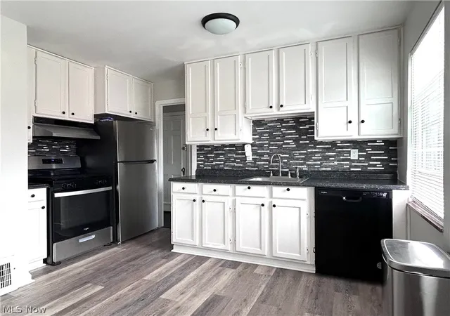 Listing Photo 4 - Condo for sale in building located at 14006 Lakewood Hts Blvd, Lakewood, OH 44107
