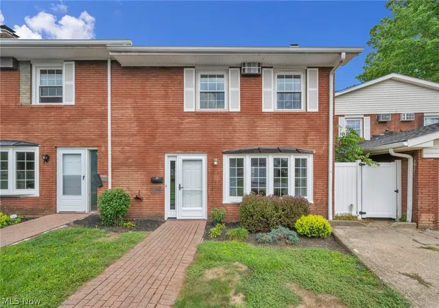 Photo 1 of Condo for sale at 11 Meadowlawn Dr #5, Mentor, OH 44060 | MLS# 5238029 | Listing updated on 2026-08-28