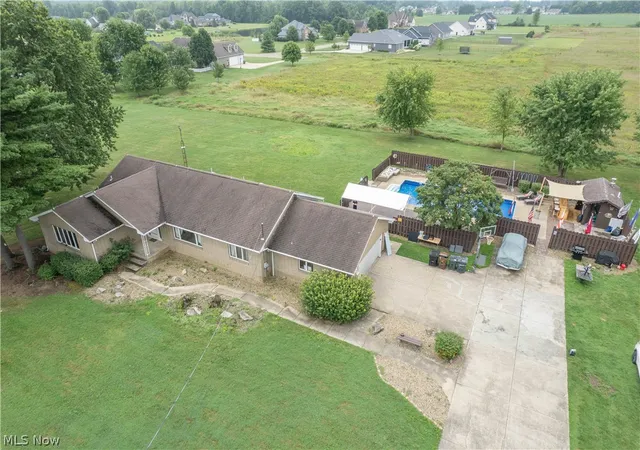 Photo 2 of Sale Pending at 326 Airport Rd Nw, Warren, OH 44481 | MLS# 5234882 | Listing updated on 2026-08-24