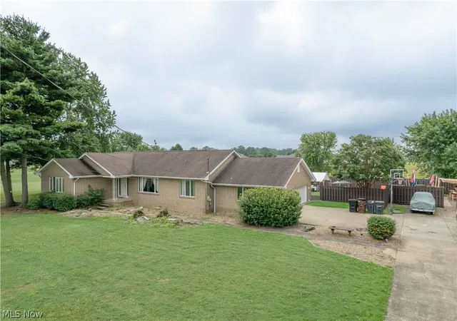 Photo 3 of Sale Pending at 326 Airport Rd Nw, Warren, OH 44481 | MLS# 5234882 | Listing updated on 2026-08-24
