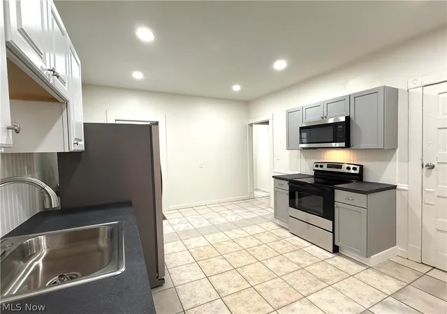 Photo 3 of House for sale at 417 Steel St, Youngstown, OH 44509 | MLS# 5238199 | Listing updated on 2026-10-01