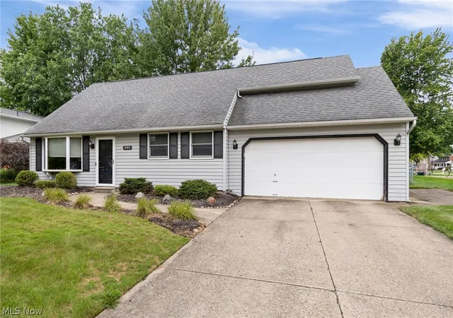 Photo 2 of Single family home for sale at 380 Naples Dr, Elyria, OH 44035 | MLS# 5237529 | Listing updated on 2026-09-29