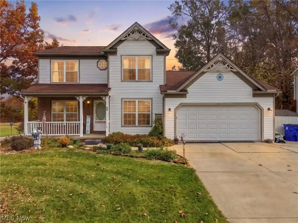 Single family home for sale at 803 Collins Pond Dr, Ravenna, OH 44266 | MLS# 5238122