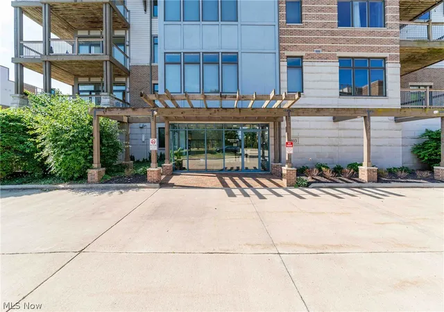 Listing Photo 2 - Condo for sale in building located at 1403 Copper Trace, Cleveland Heights, OH 44118 - Unit #205