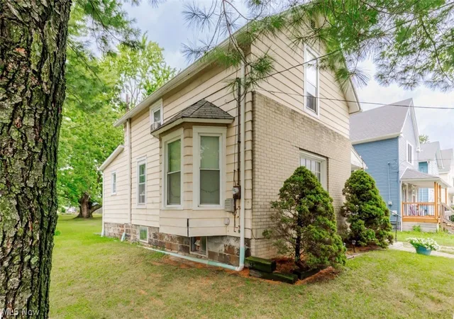 Photo 2 of Single family home for sale at 175 Spruce St, Elyria, OH 44035 | MLS# 5238527 | Listing updated on 2026-08-21