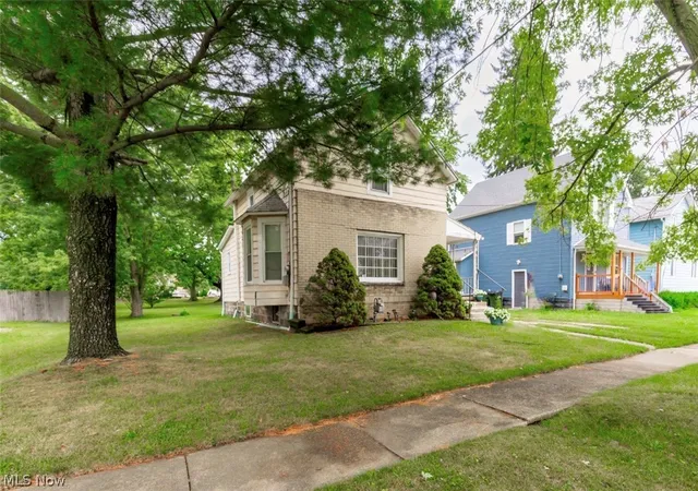 Photo 3 of Single family home for sale at 175 Spruce St, Elyria, OH 44035 | MLS# 5238527 | Listing updated on 2026-08-21