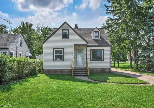Photo 2 of Single family home for sale at 5516 Garden St, Maple Heights, OH 44137 | MLS# 5238539 | Listing updated on 2026-08-28