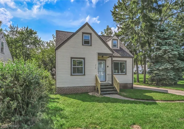 Photo 3 of Single family home for sale at 5516 Garden St, Maple Heights, OH 44137 | MLS# 5238539 | Listing updated on 2026-08-28