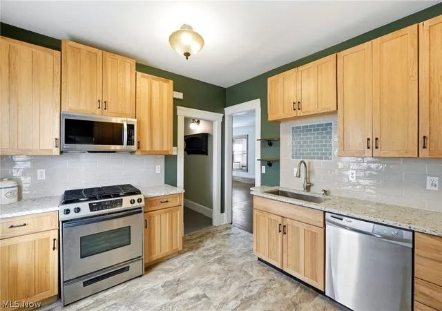 Photo 2 of Single family home for sale at 425 West Ave, Elyria, OH 44035 | MLS# 5236104 | Listing updated on 2026-08-31