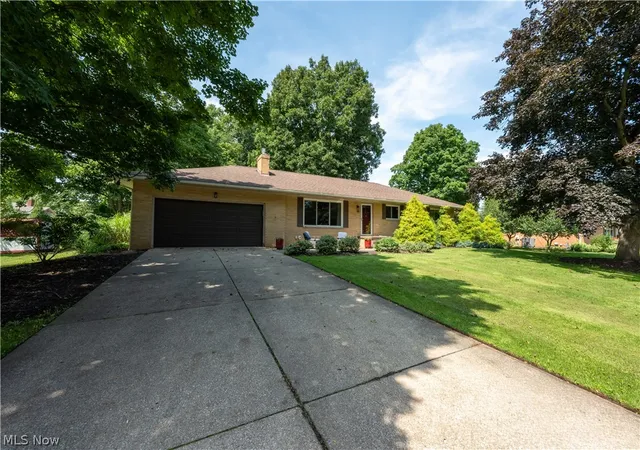 Photo 3 of Sale Pending at 484 Beaumont Dr, Fairlawn, OH 44333 | MLS# 5238341 | Listing updated on 2026-08-24