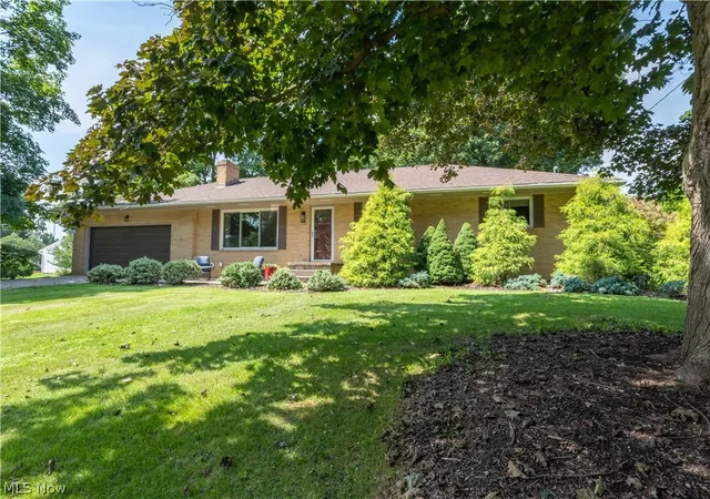 Photo 3 of Sale Pending at 484 Beaumont Dr, Fairlawn, OH 44333 | MLS# 5238341 | Listing updated on 2026-08-24