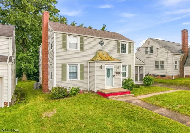 Photo 2 of Sale Pending at 1721 32nd St Nw, Canton, OH 44709 | MLS# 5238176 | Listing updated on 2026-08-24