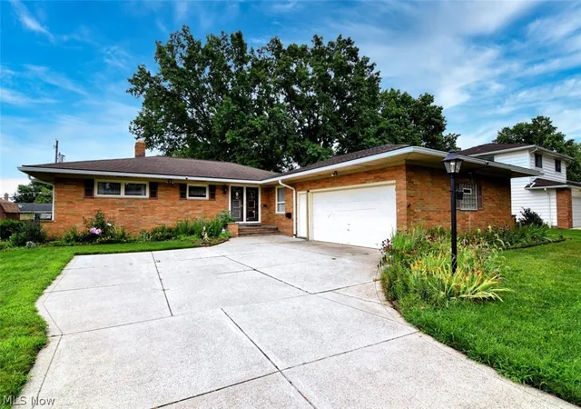 Photo 3 of Sale Pending at 5669 Beacon Hill Dr, Seven Hills, OH 44131 | MLS# 5237634 | Listing updated on 2026-08-29