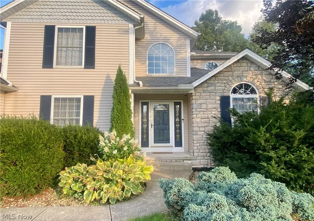 Photo 2 of Sale Pending at 312 Middlestone Wy, Cuyahoga Falls, OH 44223 | MLS# 5238344 | Listing updated on 2026-08-27